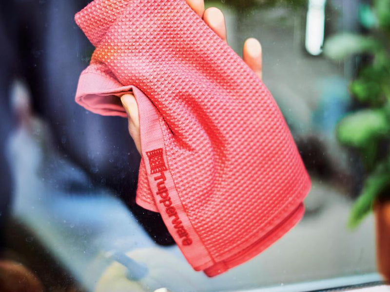 Man using tupperware microfiber window towel on glass